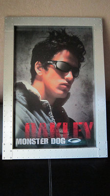 CADRE OAKLEY MONSTER DOG.jpg